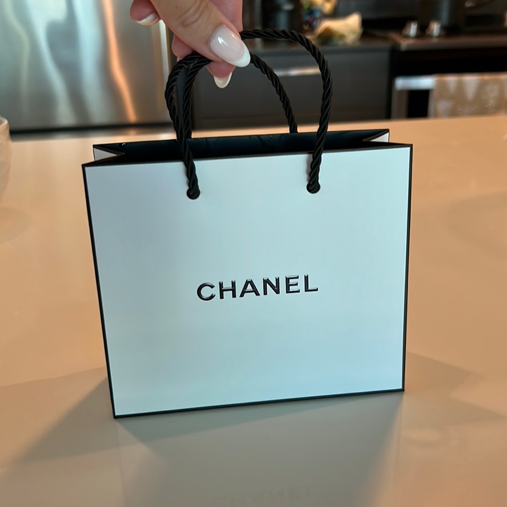 Chanel shopping bag & ribbon